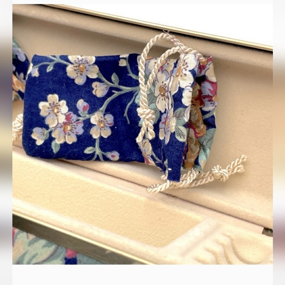 Vintage Floral Jewelry Box - Blue and Cream - Picture 6 of 11